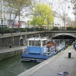 Blätter werden aus dem Kanal gesammelt