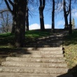 Baumstamm-Imitat-Steintreppe